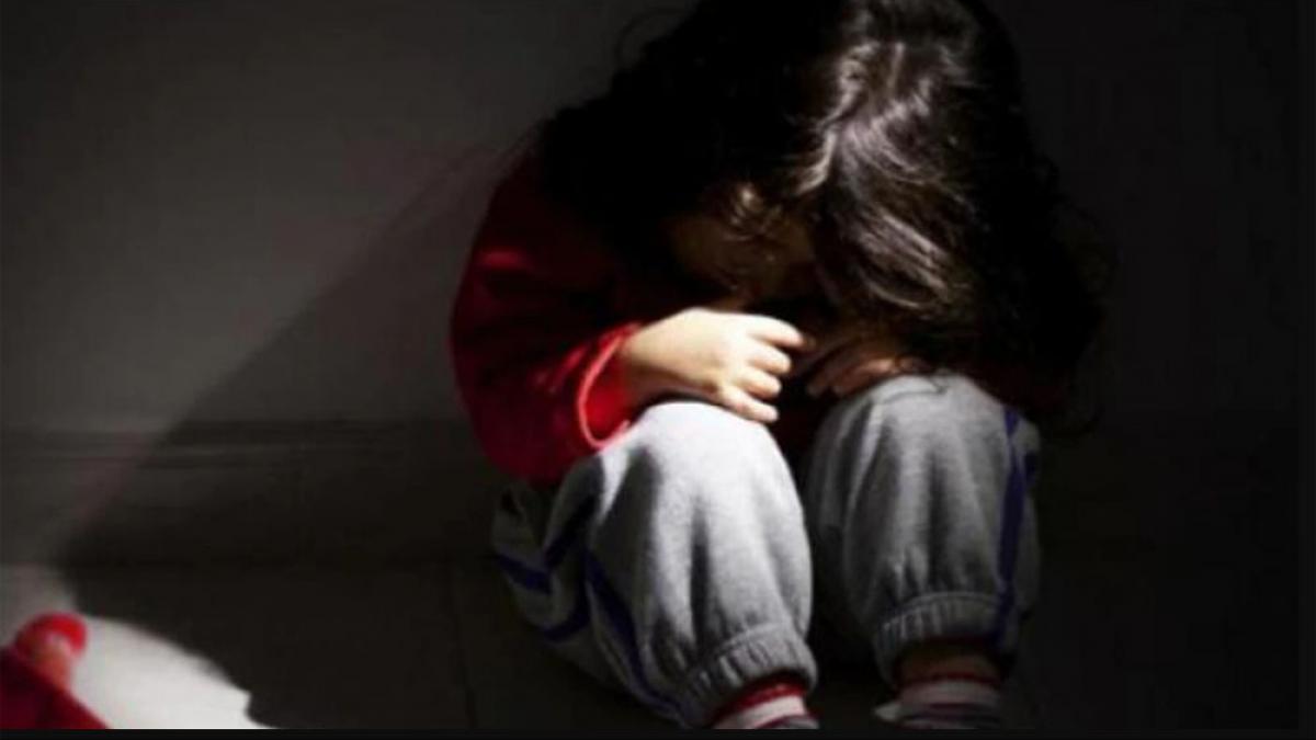 आरोपी ने अपने दोस्त की मासूम बेटी से कार में रेप किया