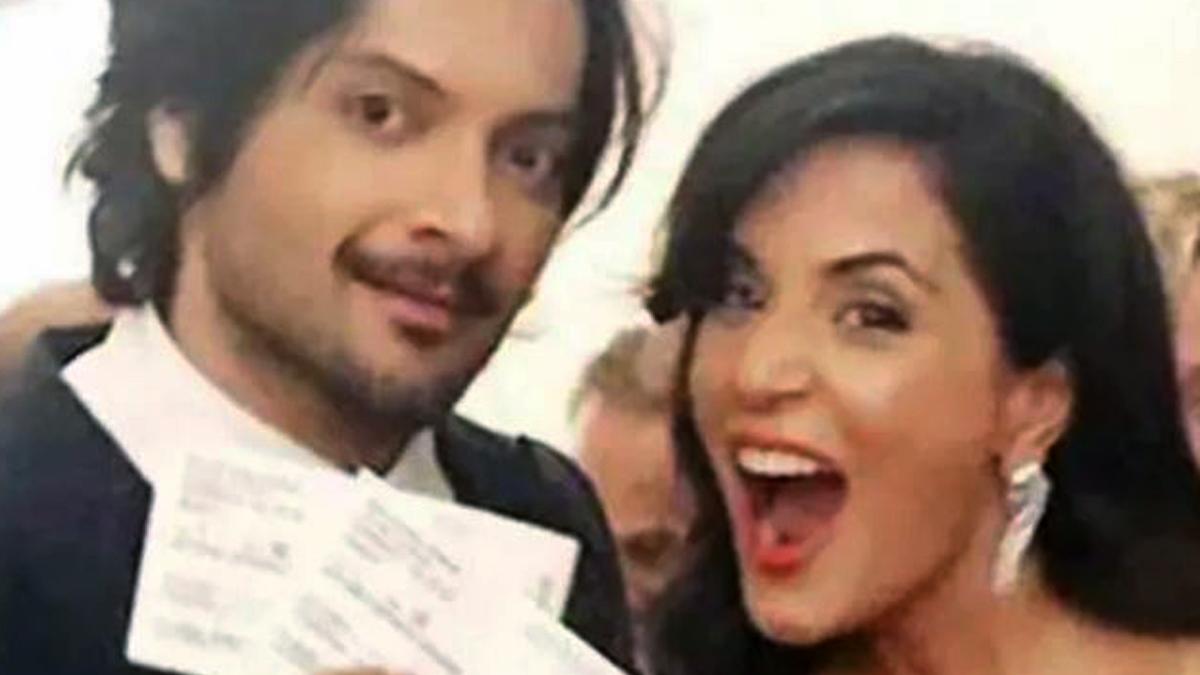 अली फजल ने शेयर की सेल्फी, गर्लफ्रेंड ऋचा चड्ढा बोली- लीची लेते आना