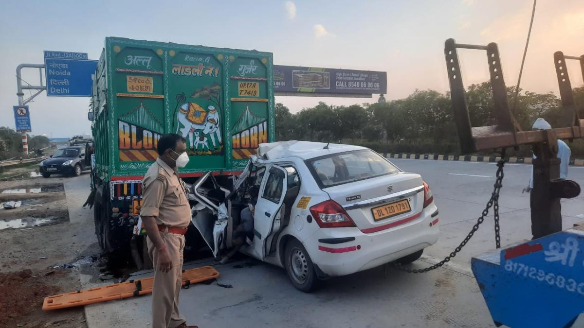 हादसे में दो लोग घायल हुए हैं, जिन्हें अस्पताल में भर्ती कराया गया है.