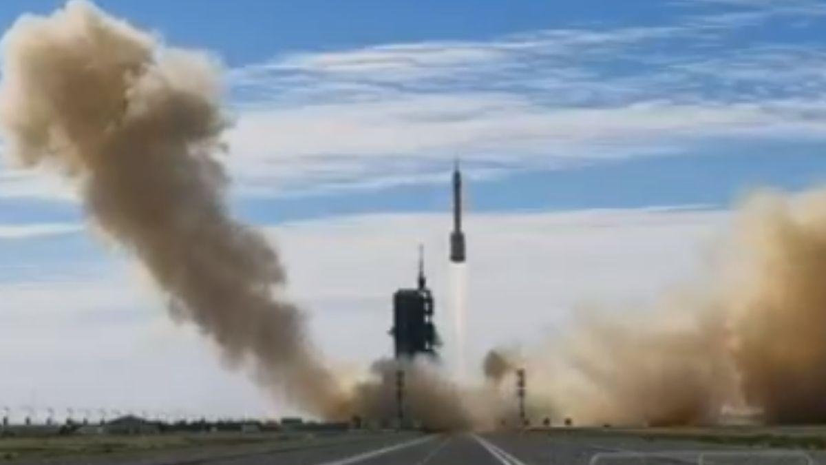 चीन ने स्पेस स्टेशन में भेजे तीन अंतरिक्षयात्री 