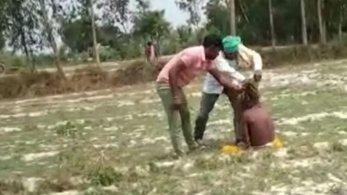 साधु के साथ मारपीट करते आरोपी