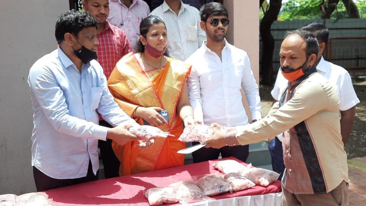 ये कैम्प शिवसेना की पार्षद किरणताई के पति योगेश दराडे की ओर से आयोजित किया गया था.