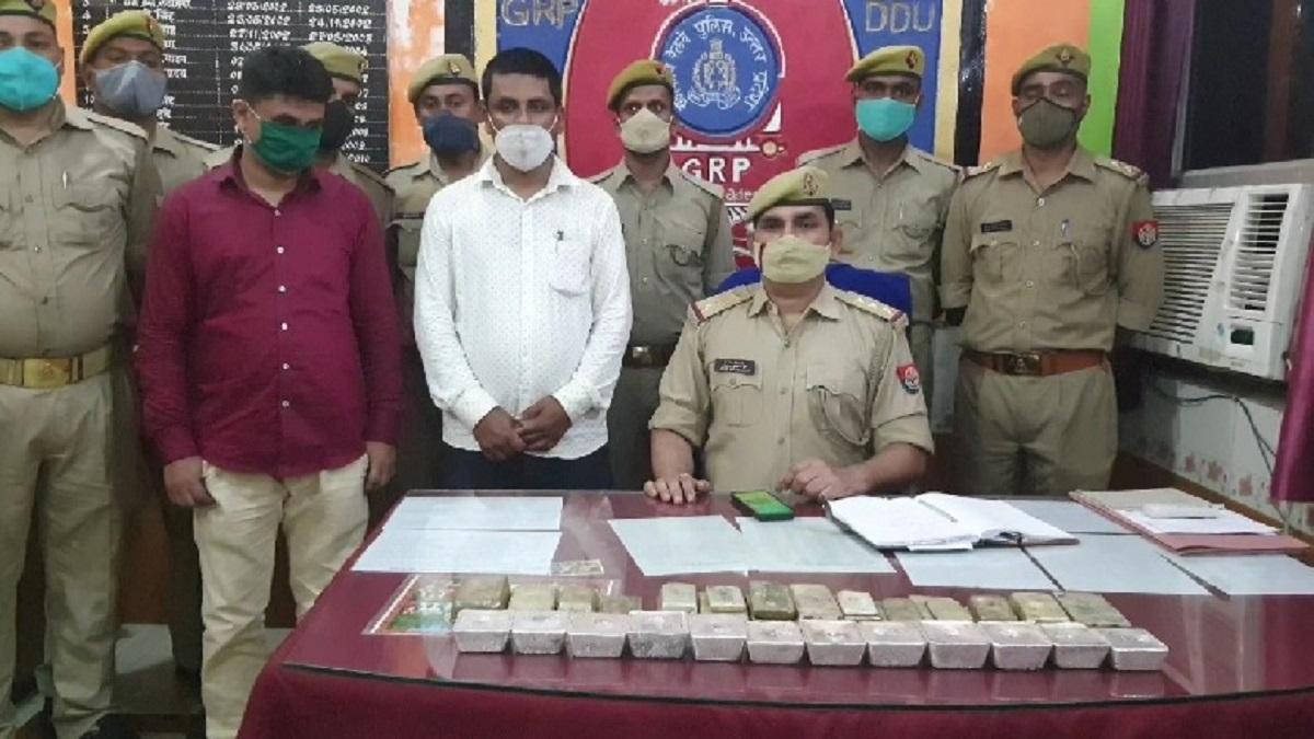 पुलिस की गिरफ्त में आरोपी.