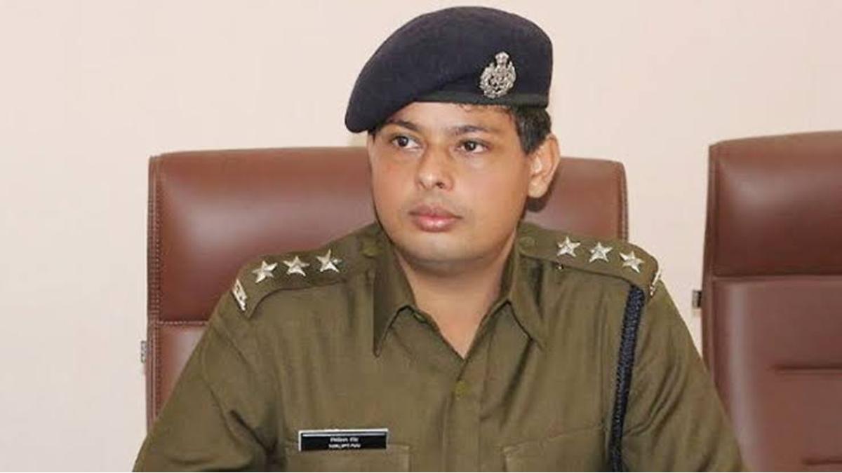 गुजरात: जवानों के साथ समंदर में नहा रहे थे SP, तेज लहर में बहते-बहते बचे