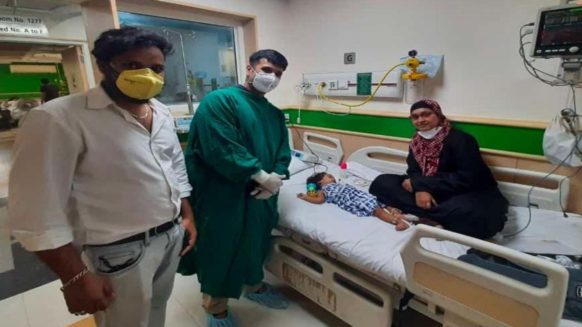 जैनब संग उसके माता-पिता और डॉक्टर