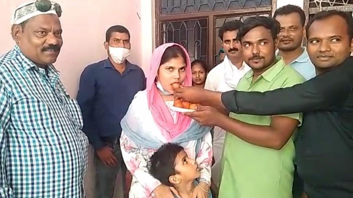 अपने परिवार के साथ तब्बू खातून 