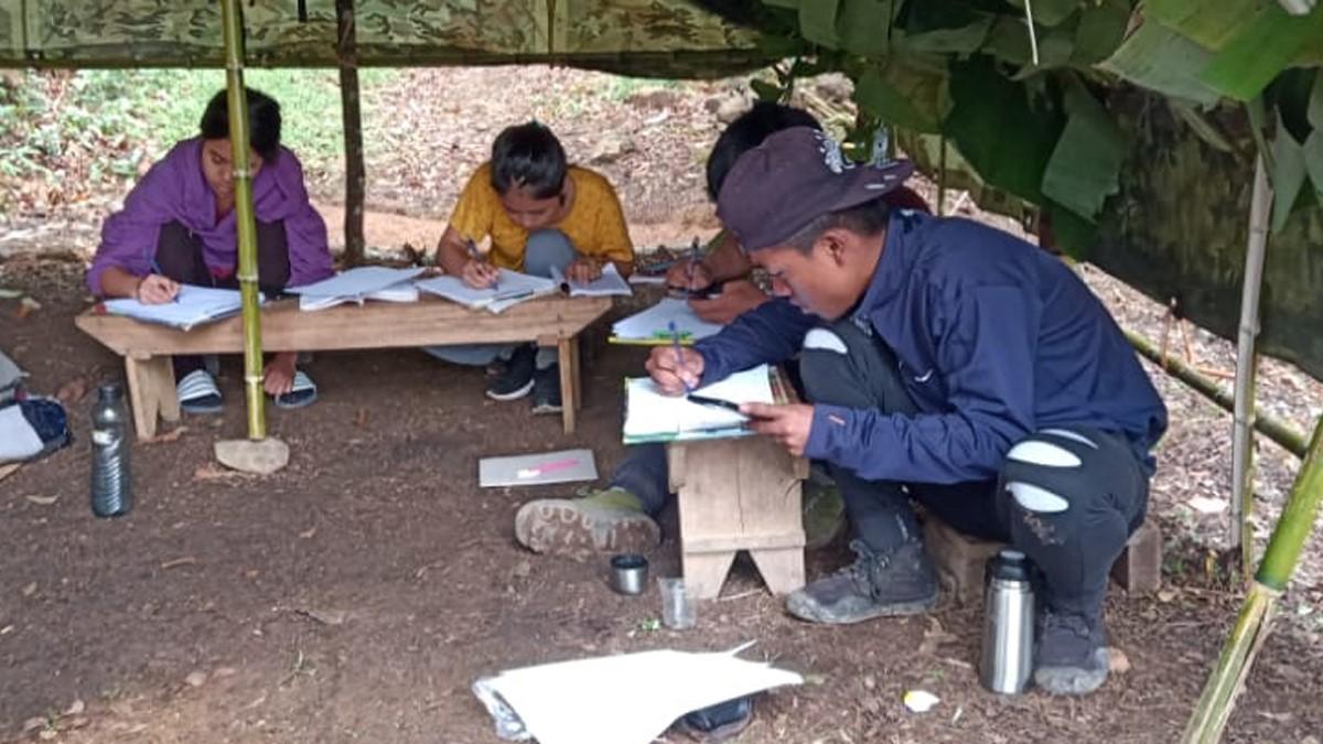 मोबाइल में नेटवर्क नहीं, 3-4 किमी पहाड़ चढ़कर ऑनलाइन एग्जाम दे रहे इस गांव के छात्र