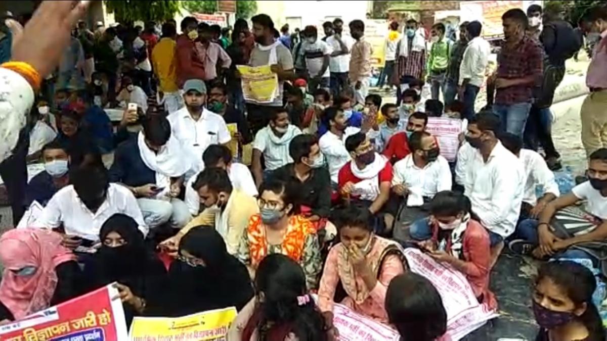 होम्योपैथी फार्मासिस्ट-PCS जू. इंजीनियर- आबकारी सिपाही... जानिए क्यों लखनऊ में हो रहे ये प्रोटेस्ट