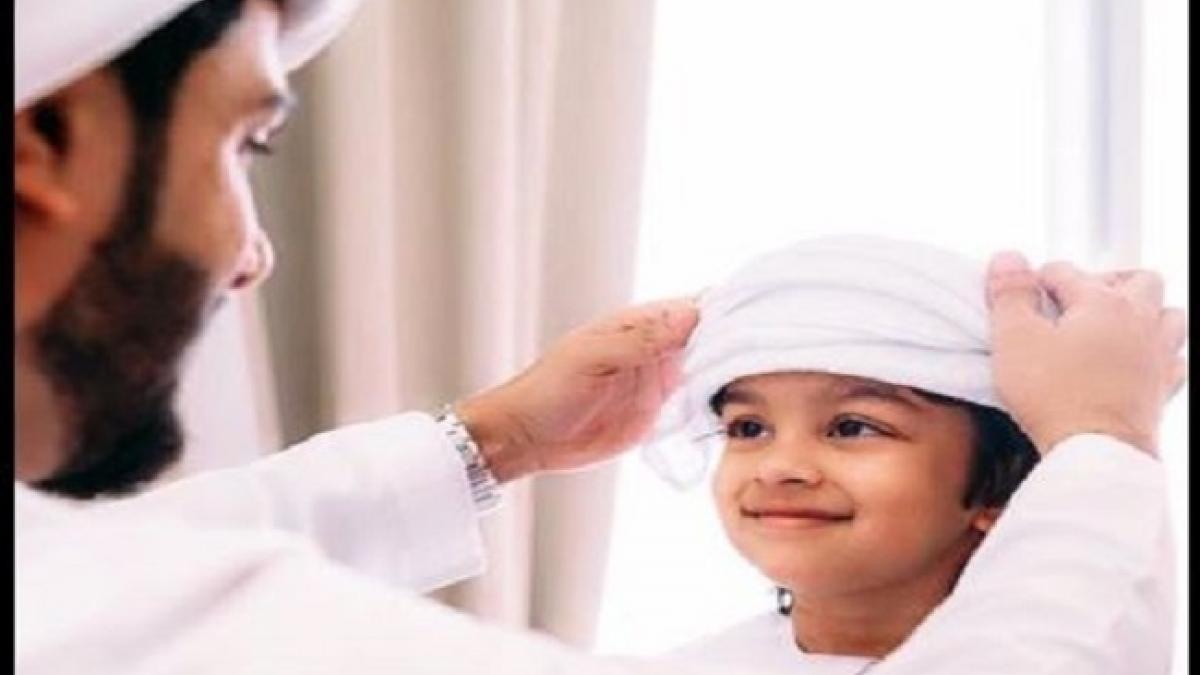 भारतीय मूल के बच्चे की यूएई स्कूल टेक्स्ट बुक कवर पर तस्वीर, खुद देख कर रह गया हैरान