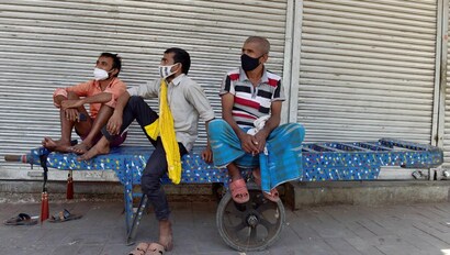 ज्यादा संक्रमण दर वाले जिलों में लॉकडाउन जैसी सख्तियां ही रहेंगी. (फाइल फोटो-PTI) ज्यादा संक्रमण दर वाले जिलों में लॉकडाउन जैसी सख्तियां ही रहेंगी. (फाइल फोटो-PTI)