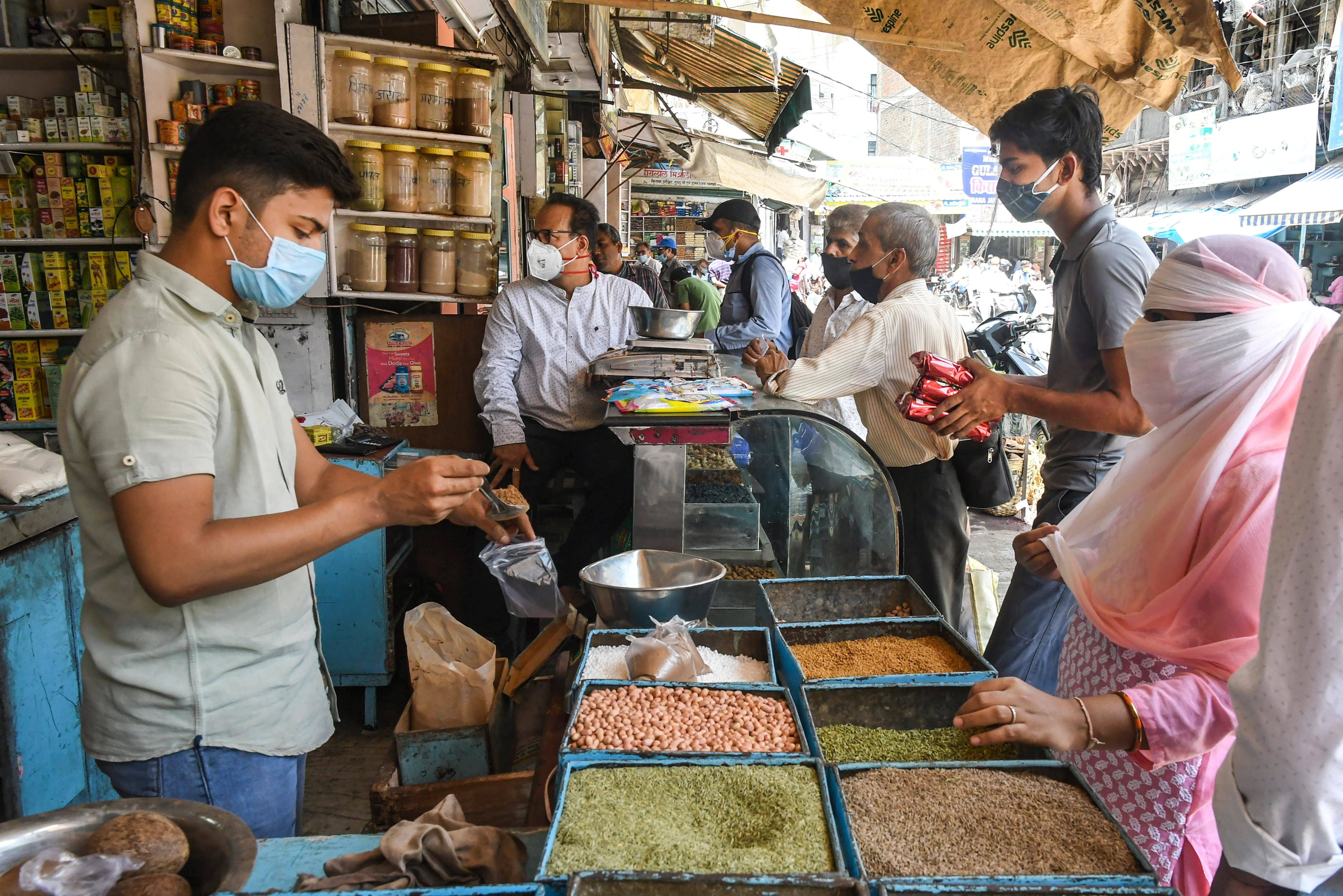 देश के अलग-अलग हिस्सों में अनलॉक की प्रक्रिया जारी (फोटो: PTI)