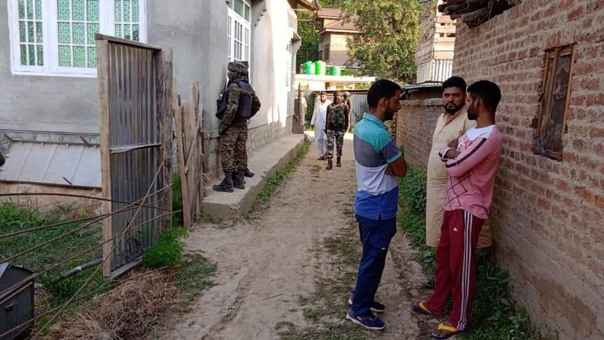 जम्मू-कश्मीरः SPO और उनकी पत्नी के बाद बेटी ने भी तोड़ा दम, आतंकियों की नापाक हरकत