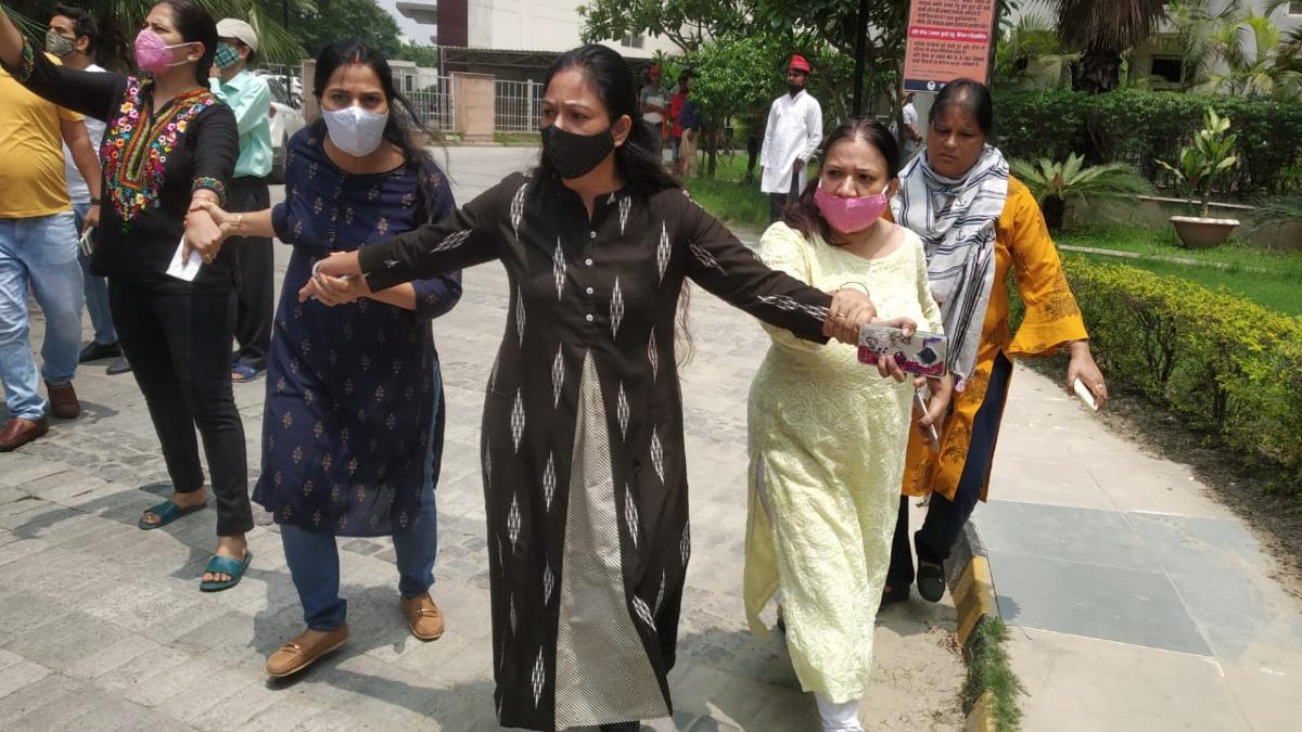 सैकड़ों समर्थकों के आने से नाराज थीं महिलाएं 