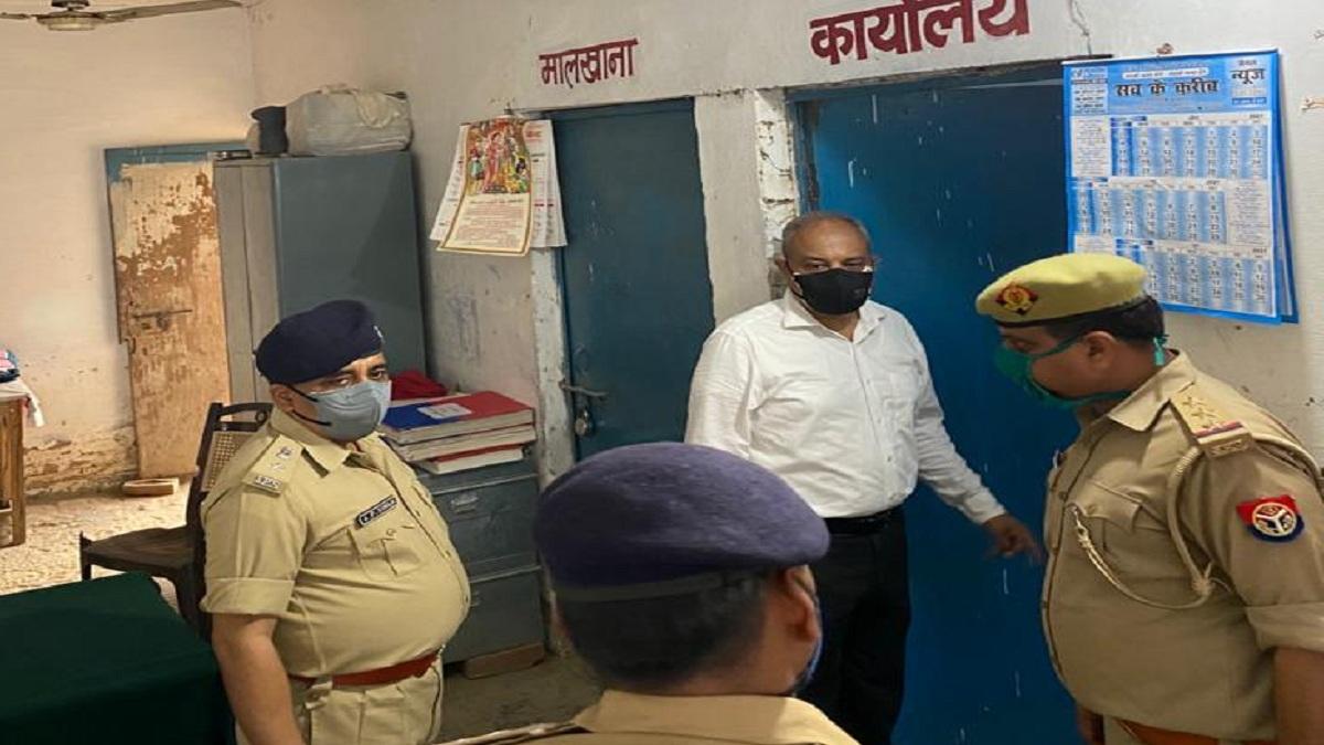 सरकारी जेई के मास्क ना लगाने पर एडीजी नाराज हो गए. 