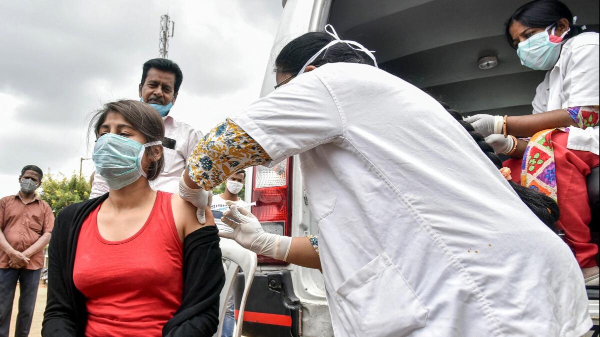 अनिवार्य नहीं कर सकते वैक्सीन, जबरदस्ती वैक्सीनेशन अधिकारों का हनन: मेघालय HC - Meghalaya high court on Vaccination cannot be made mandatory orders - AajTak