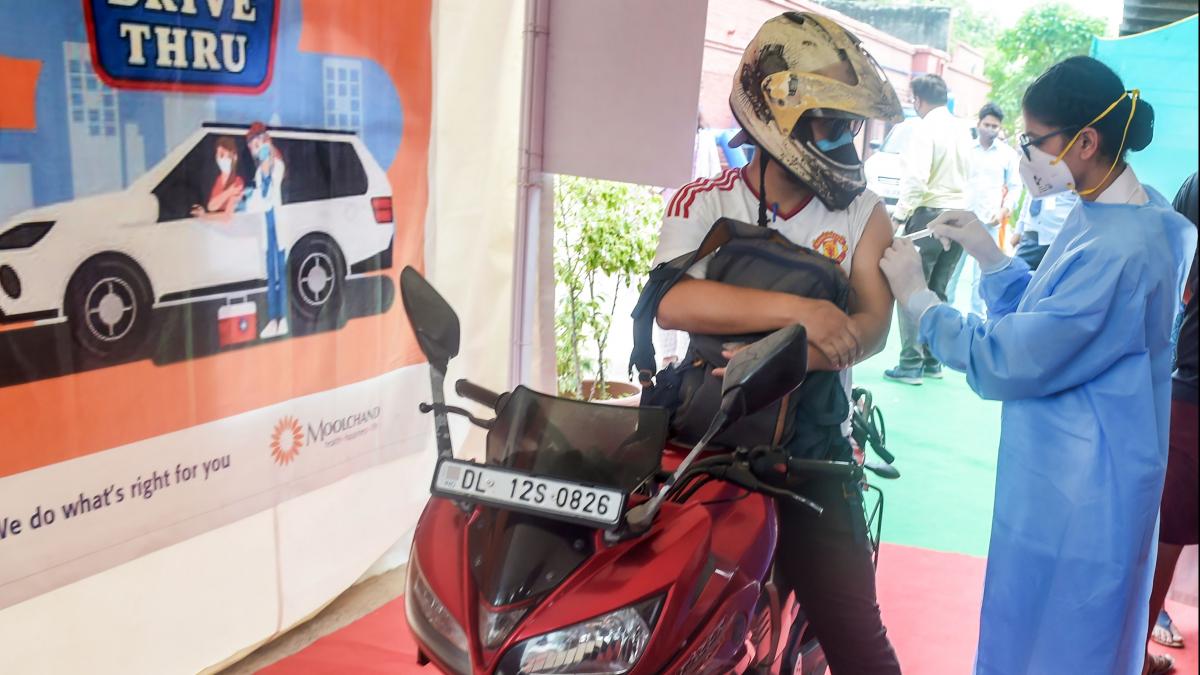 वैक्सीनेशन की रफ्तार बढ़ाने की कोशिश (फोटो: PTI)