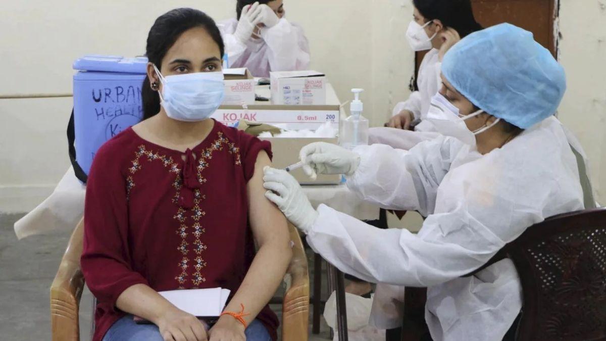 कोरोना के खिलाफ वैक्सीनेशन अभियान (सांकेतिक तस्वीर)