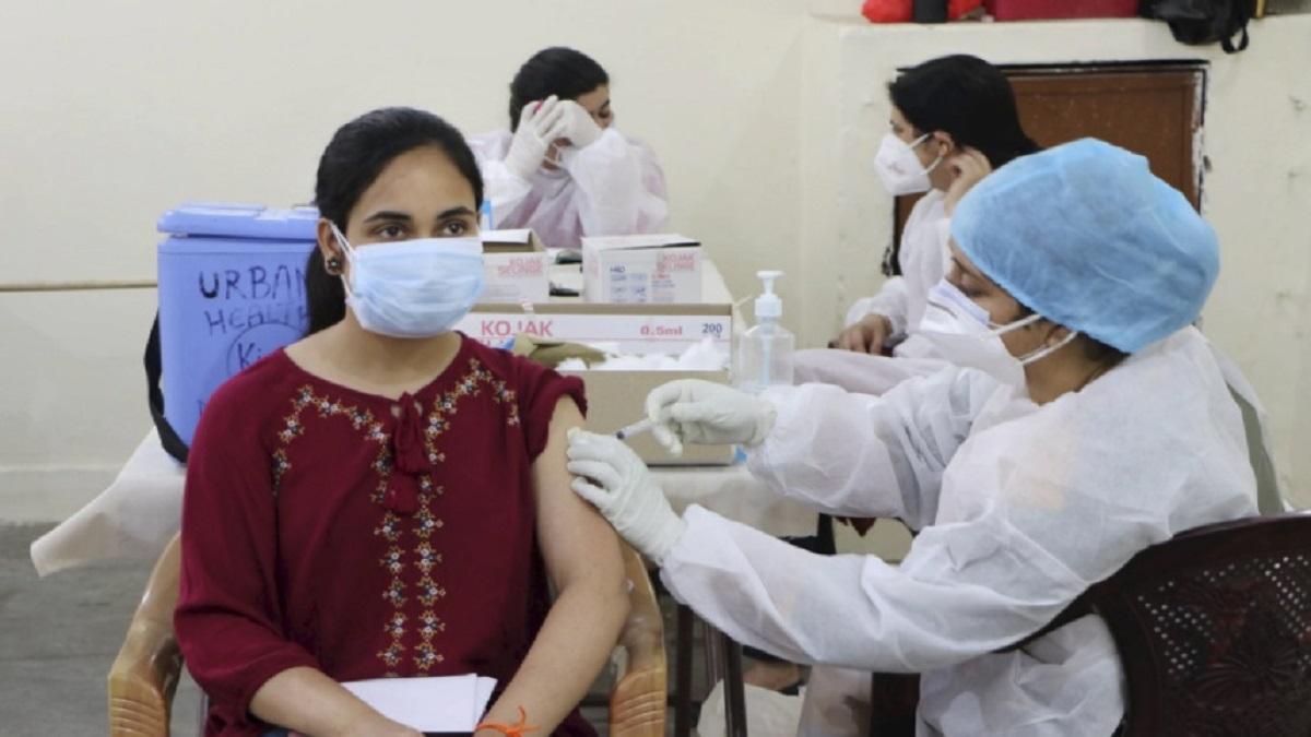 वैक्सीन लगवाती महिला (फोटो-पीटीआई)