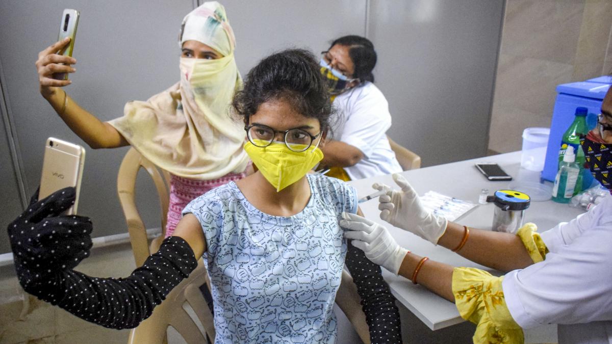 आज का दिन: पुरुषों के मुक़ाबले महिलाओं को कम क्यों लगी वैक्सीन?