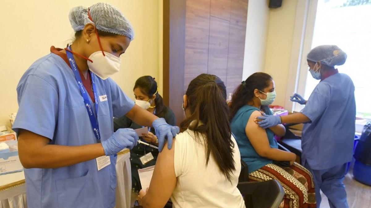 देश में जारी है वैक्सीनेशन का अभियान (फोटो: PTI)