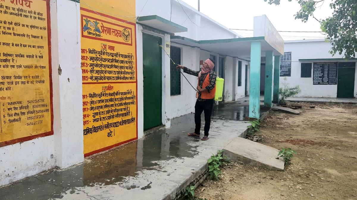चंदौली के एक स्कूल की तस्वीर (Photo: aajtak.in)