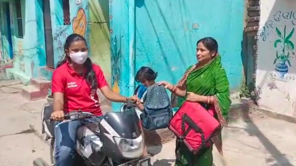 विष्णुप्रिया सुबह ट्यूशन पढ़ाती हैं और फिर फूड डिलीवरी का काम करती हैं.