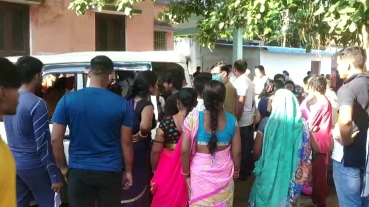 आरा में फायरिंग की घटना के बाद मौजूद लोग 