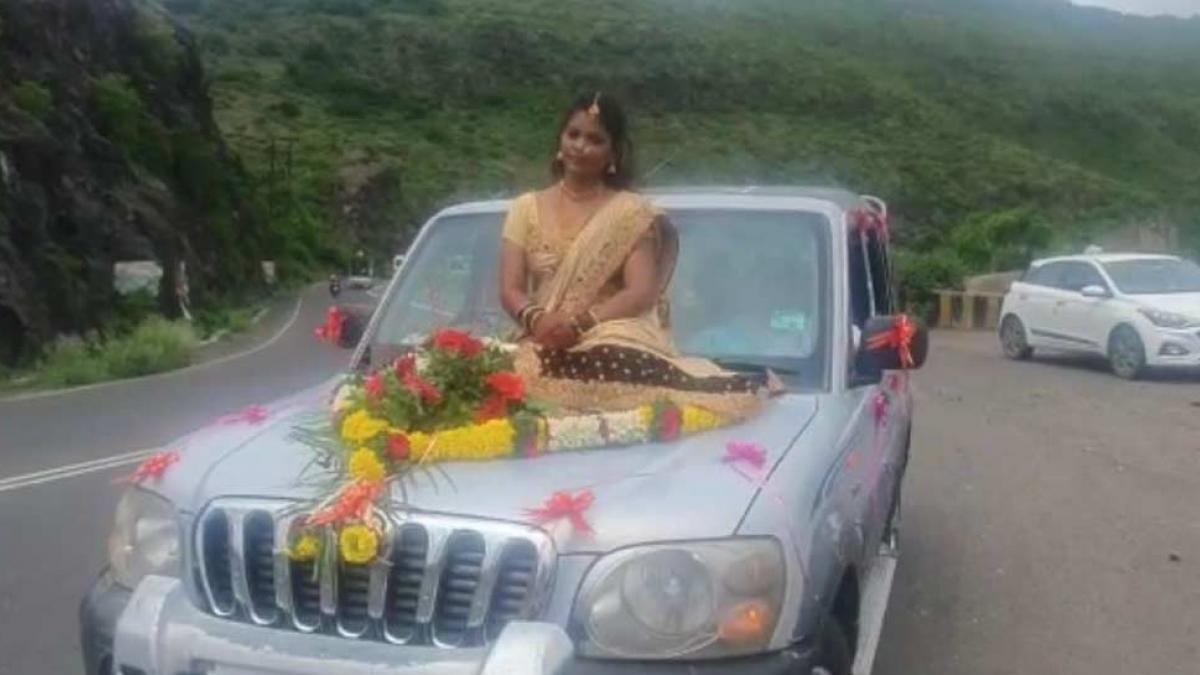 पुणे में कार के बोनट पर बैठकर शादी करने चली दुल्हन (वीडियोग्रैब)