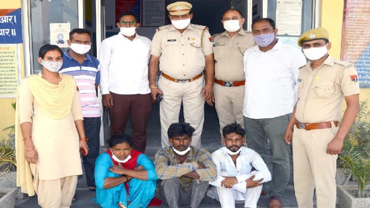 पुलिस की गिरफ्त में तीनों आरोपी.