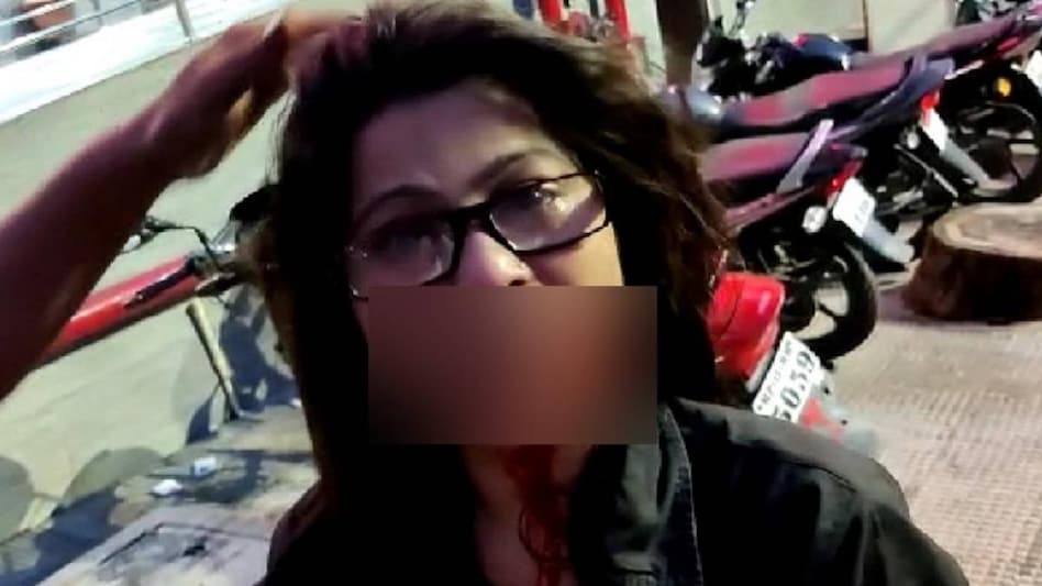 पीड़ित लड़की को उसकी सहेली ने अस्पताल पहुंचाया