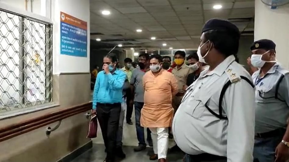 वारदात के बाद बीएचयू ट्रामा सेंटर पहुंचे मंत्री रविंद्र जायसवाल