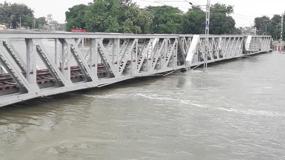 बिहार में बारिश के कारण रेल परिचालन पर असर बिहार में बारिश के कारण रेल परिचालन पर असर