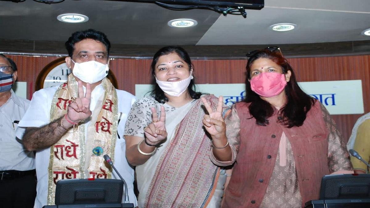 दिल्ली: चुनावों से पहले बीजेपी को नगर निगम में लगे झटके, बीजेपी पार्षद ने की क्रॉस वोटिंग