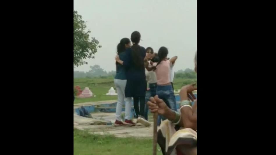 सूर्य मंदिर प्रांगण में भिड़ीं लड़कियां