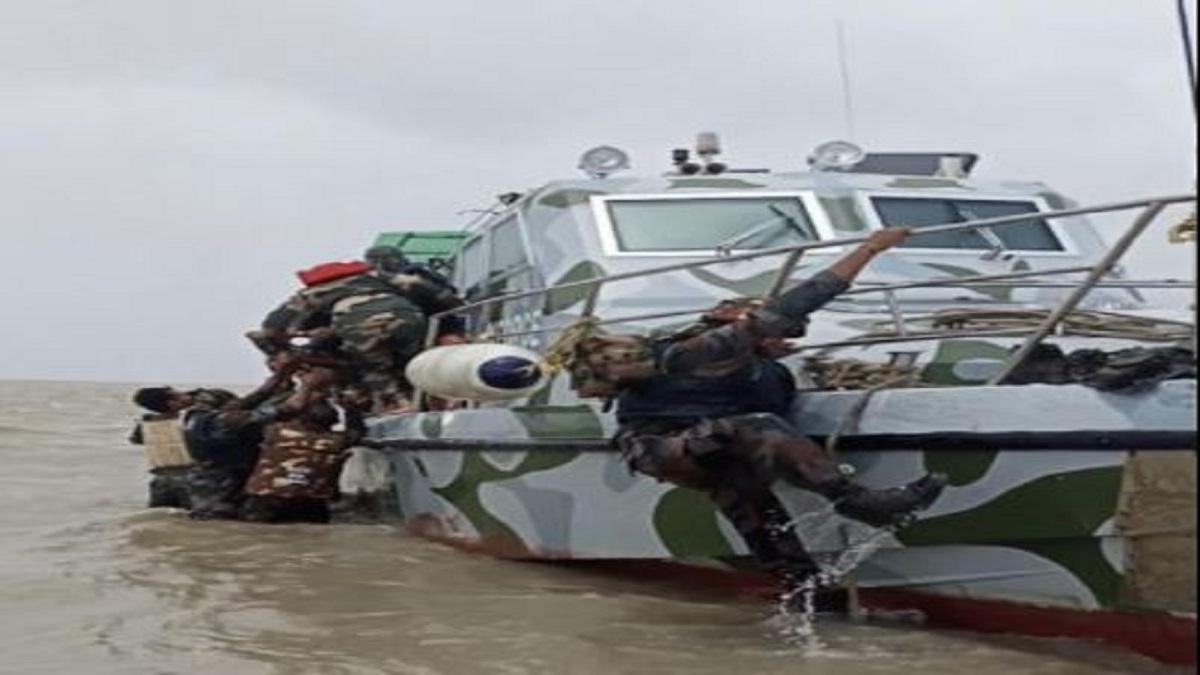 सेना के जवानों को डूबने से बचाया (फोटो- आजतक)