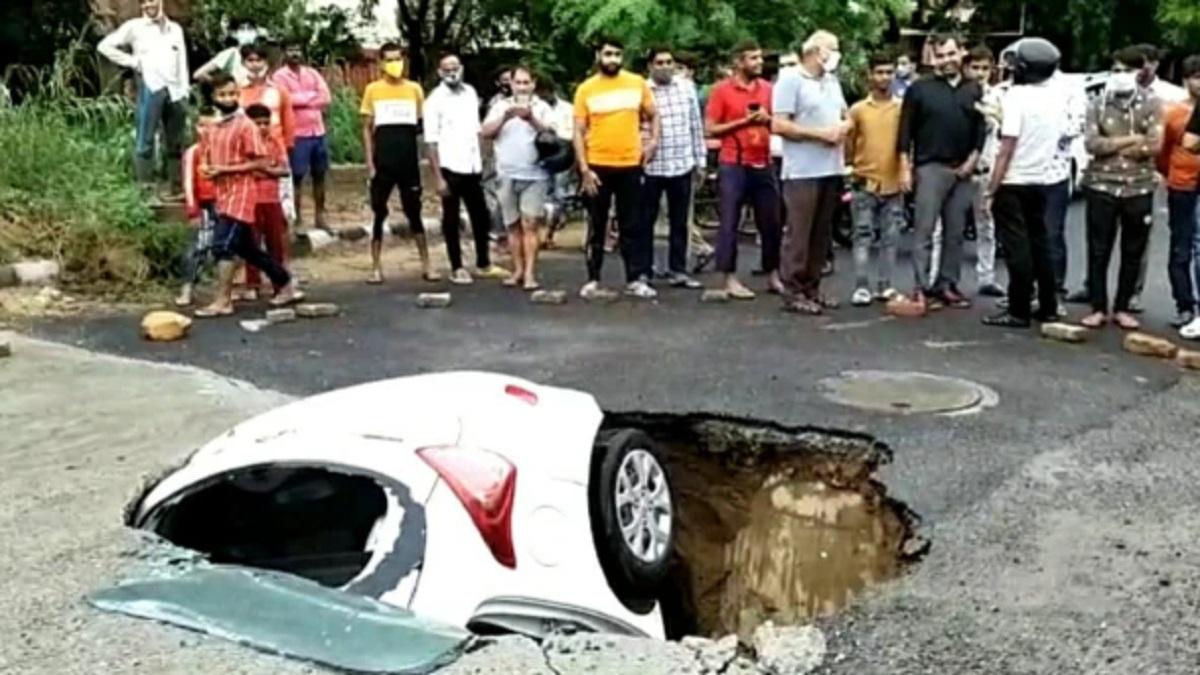 सड़क में धंसी कार. (फाइल फोटो) 