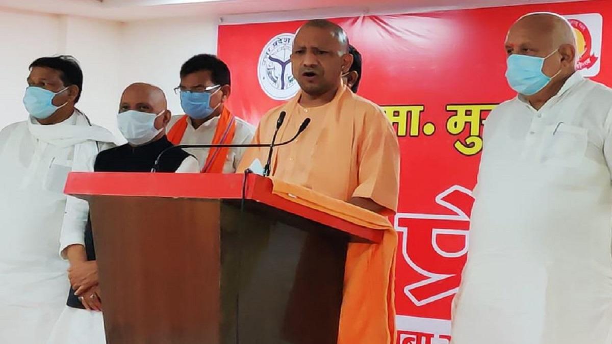 पहले की सरकारों पर सीएम योगी का निशाना (फोटो- आजतक)