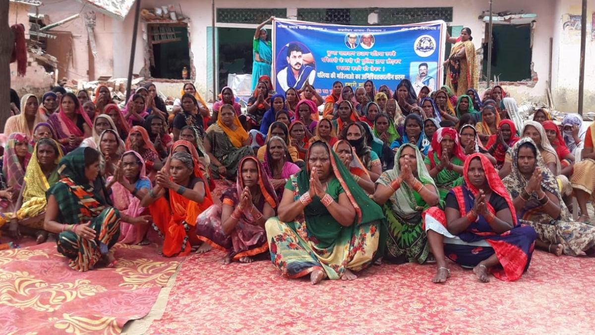 पलिया गांव की दलित महिलाएं पुलिस के खिलाफ धरने पर बैठी हैं