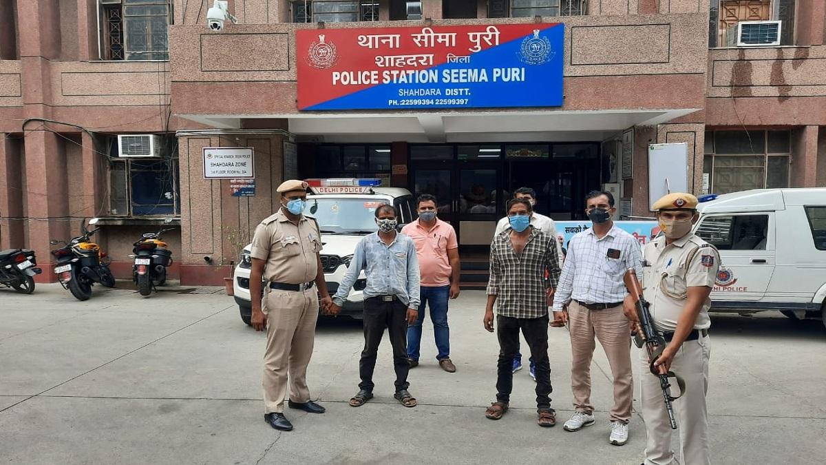 दिल्ली पुलिस की गिरफ्त में रियासत और जावेद. 