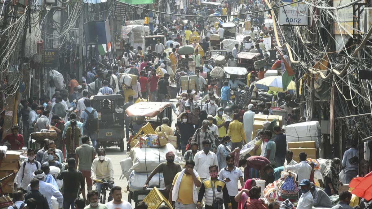 दिल्ली के एक बाजार में उमड़ी भारी भीड़ (फाइल-पीटीआई)