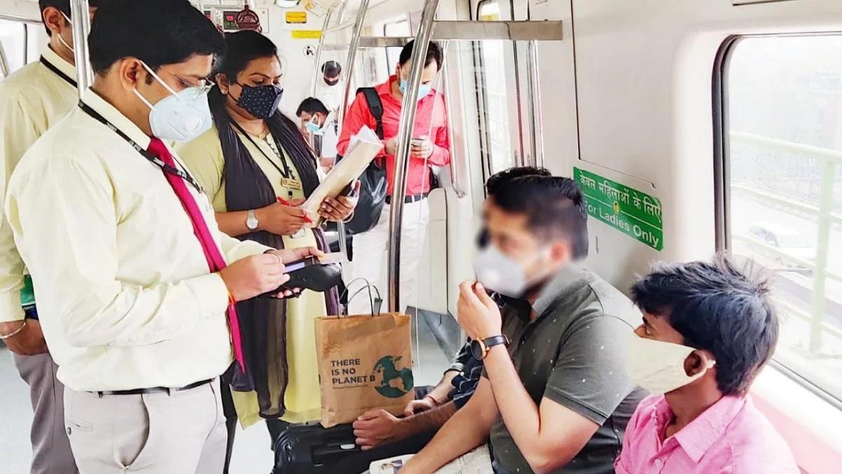हर कोच में सिर्फ 50 यात्री मेट्रो में कर सकेंगे यात्रा (तस्वीर-PTI)