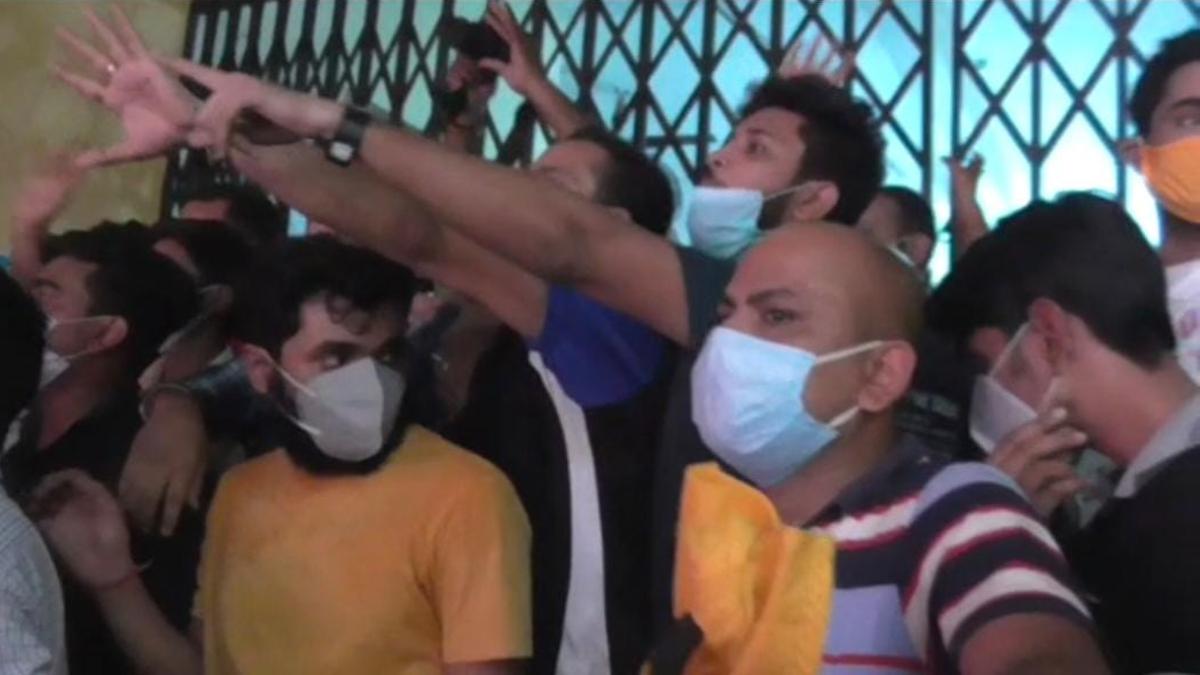 लोगों ने जमकर हंगामा किया.