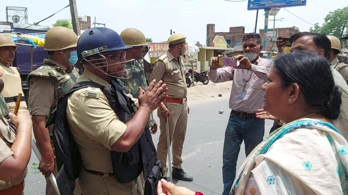 बीजेपी विधायक सरिता भदौरिया के सामने हाथ जोड़ते एसपी सिटी प्रशांत कुमार