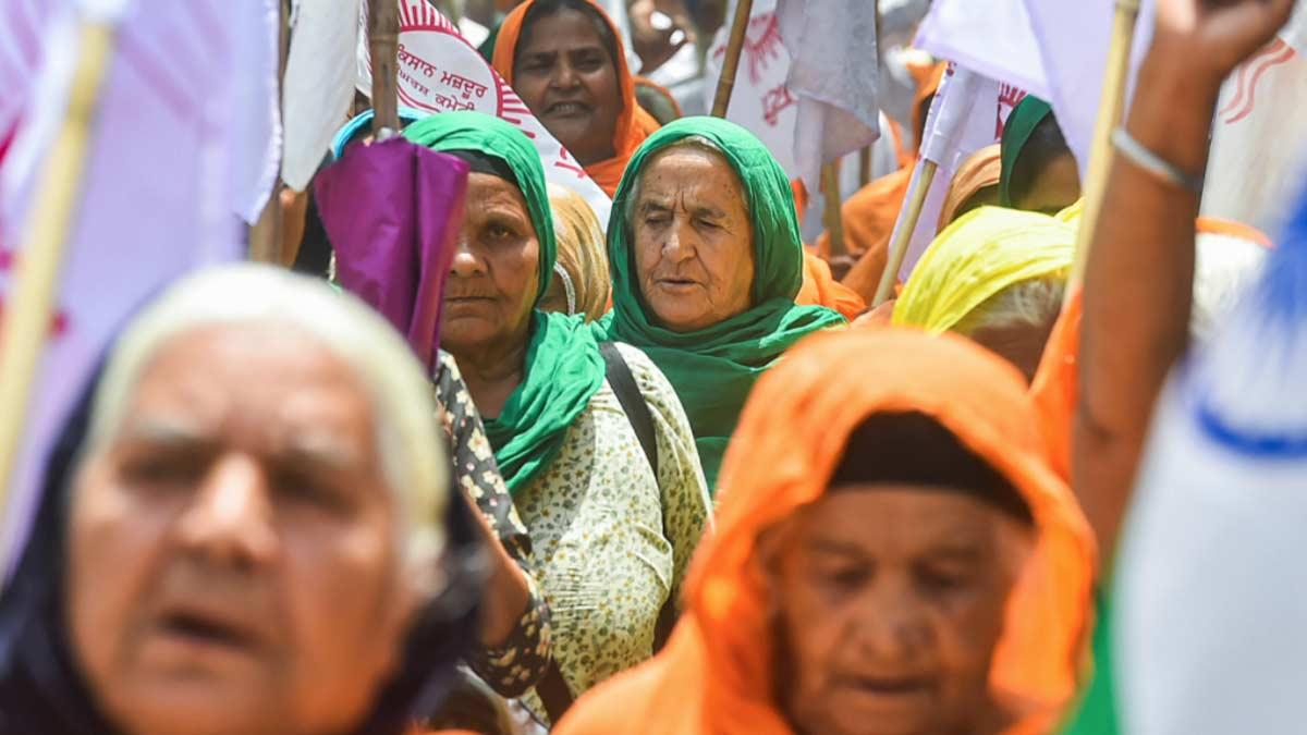 कृषि कानूनों के खिलाफ प्रदर्शन कर रहे किसान (पीटीआई)