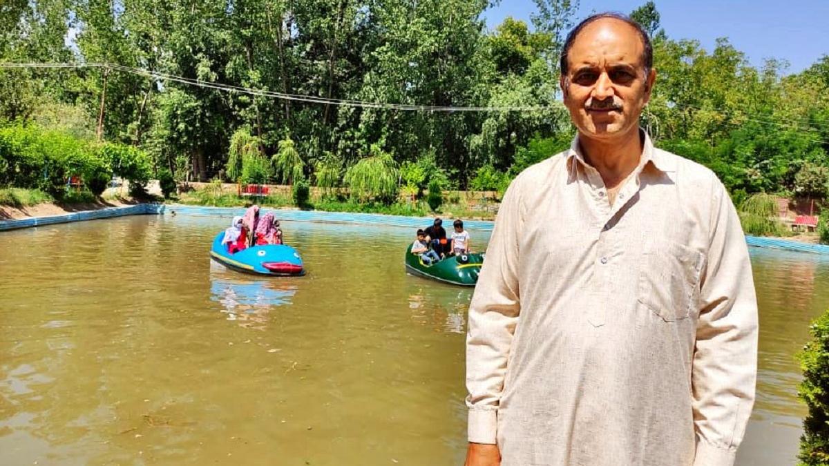 जम्मू-कश्मीर: नौकरी नहीं मिली तो गांव में ही पैदा किए रोजगार के अवसर, बच्चों के लिए भी बनाया एंटरटेनमेंट सेंटर