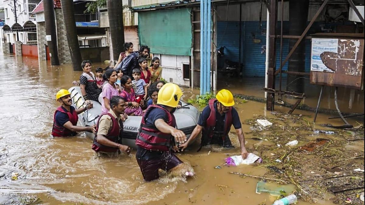 महाराष्ट्र में बारिश से बुरा हाल, जगह-जगह हाहाकार