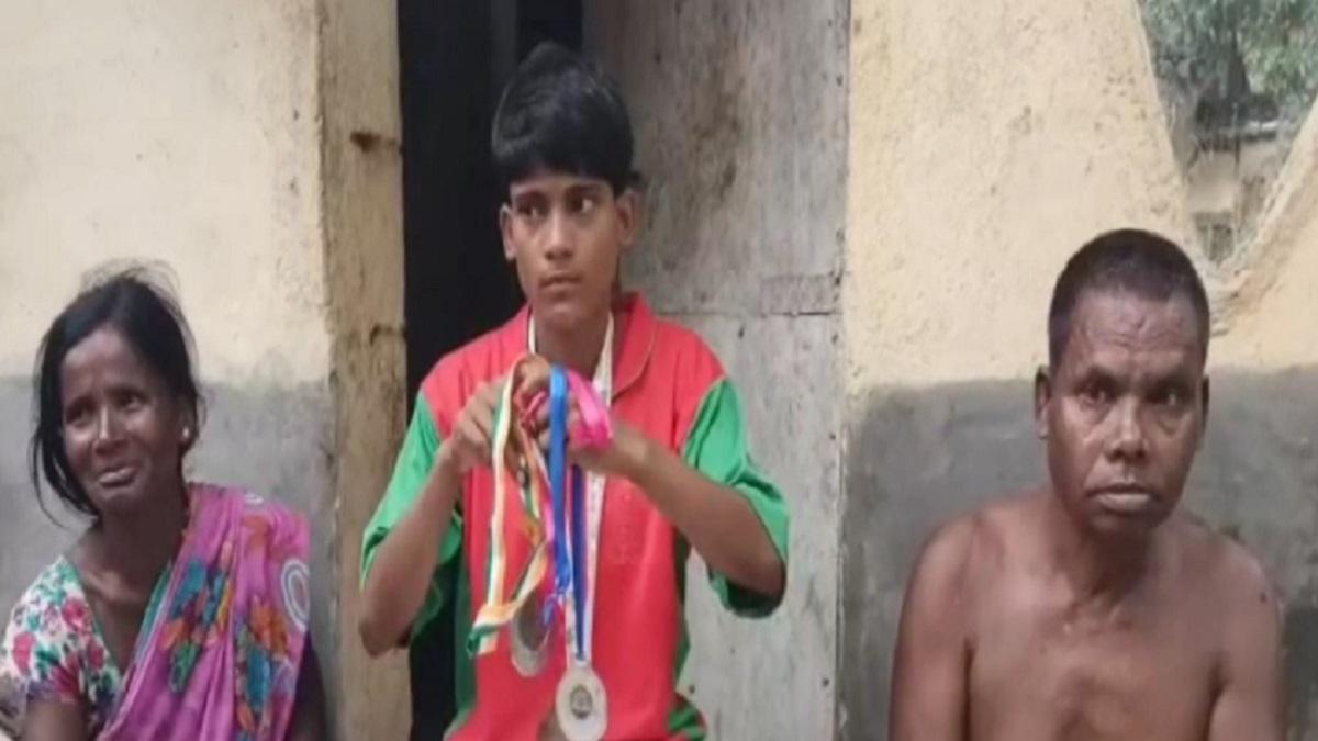 अपने परिवार के पालन-पोषण के लिए खेतों में मजदूरी करती हैं सुमति मरांडी.