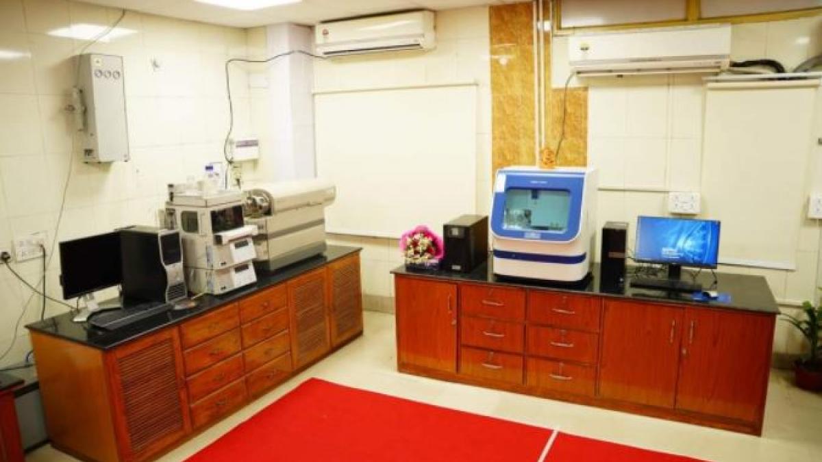 दिल्ली में जीनोम सिक्वेंसिंग लैब शुरू (फोटो- आजतक)