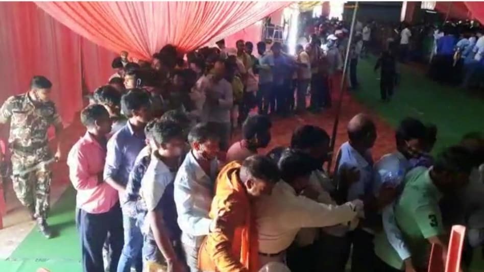 गोपालगंज में वैक्सीन के लिए उमड़ी भीड़