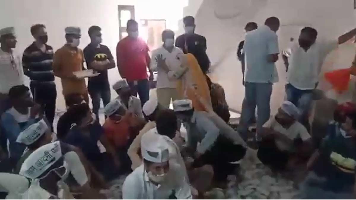 बैठक के दौरान महिला नेता ने जड़ा थप्पड़ (वीडियो ग्रैब) 